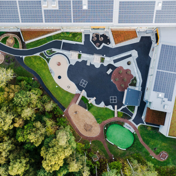 med utsikt över Härlanda tjärn